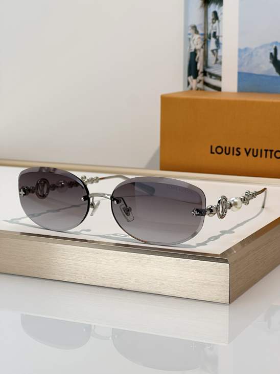 Picture of Louis Vuitton Sunglasses _SKUfw80916528fw